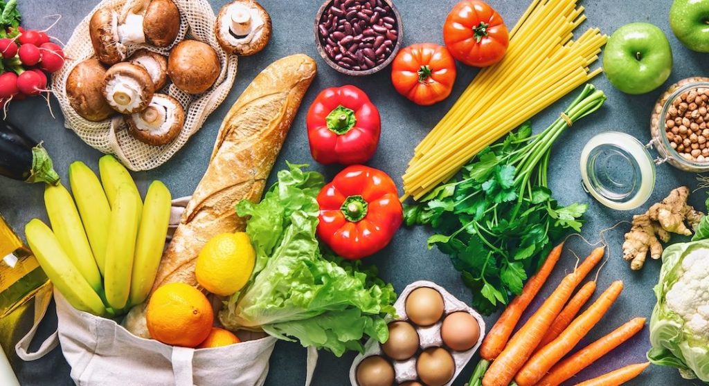 Eine bunte Marktübersicht mit frischem Fisch, Brot und Obst auf einem lokalen Markt der Insel Krk.