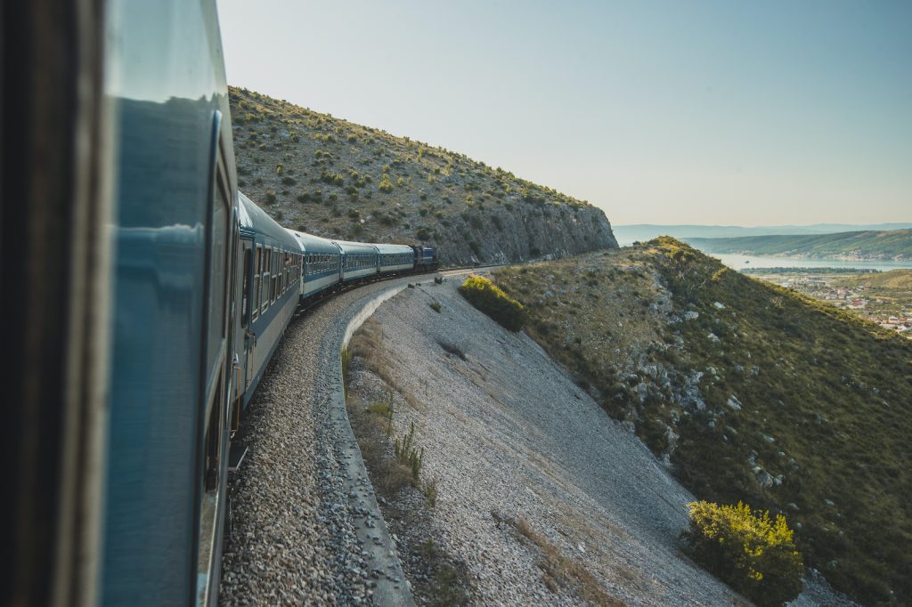 Zugfahrt nach Kroatien auf dem weg zur Insel Krk