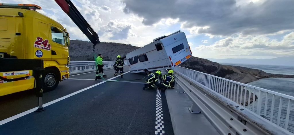 Deutscher Anhänger hängt am 1. April bei 150 km/h Bura über der Krk Brücke