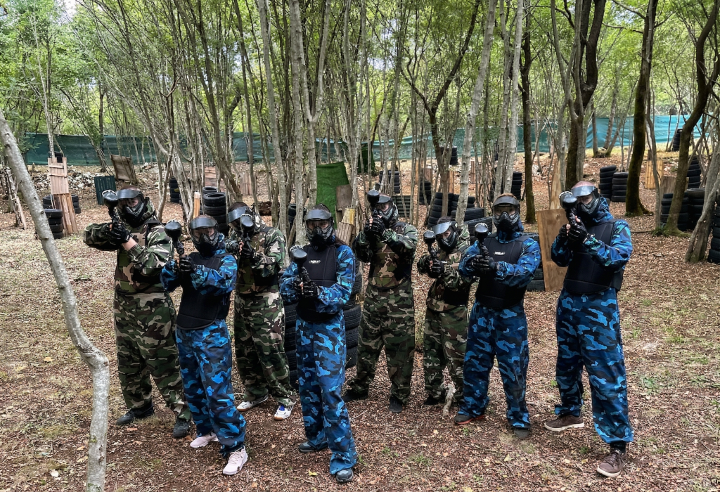 Eine Gruppe von Freunden in voller Paintball-Ausrüstung steht bereit für ein actionreiches Spiel im Paintball Secret Wood in Njivice auf der Insel Krk.