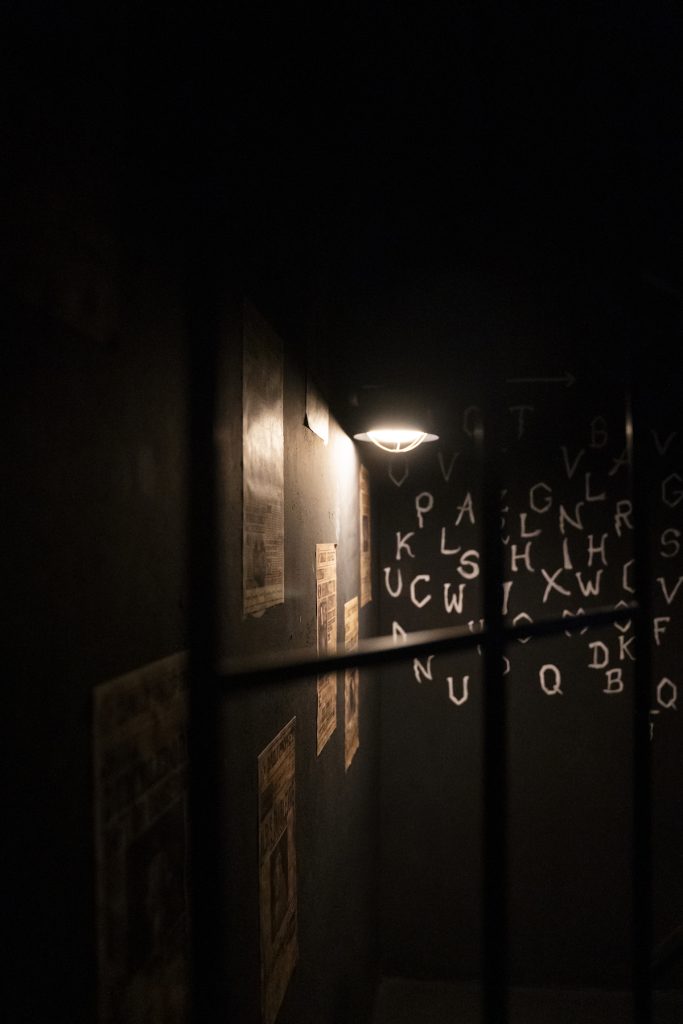 Spieler suchen nach Hinweisen beim Outdoor Escape Game in der Altstadt von Krk.