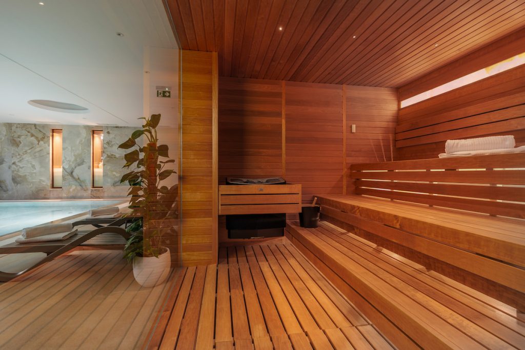 Moderne Holzsauna mit Blick auf Innenpool auf Krk