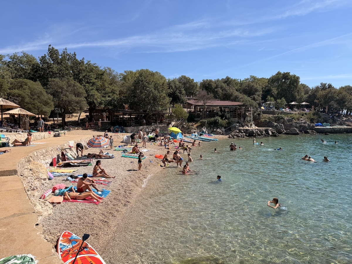 Strand Jert in Pinezići