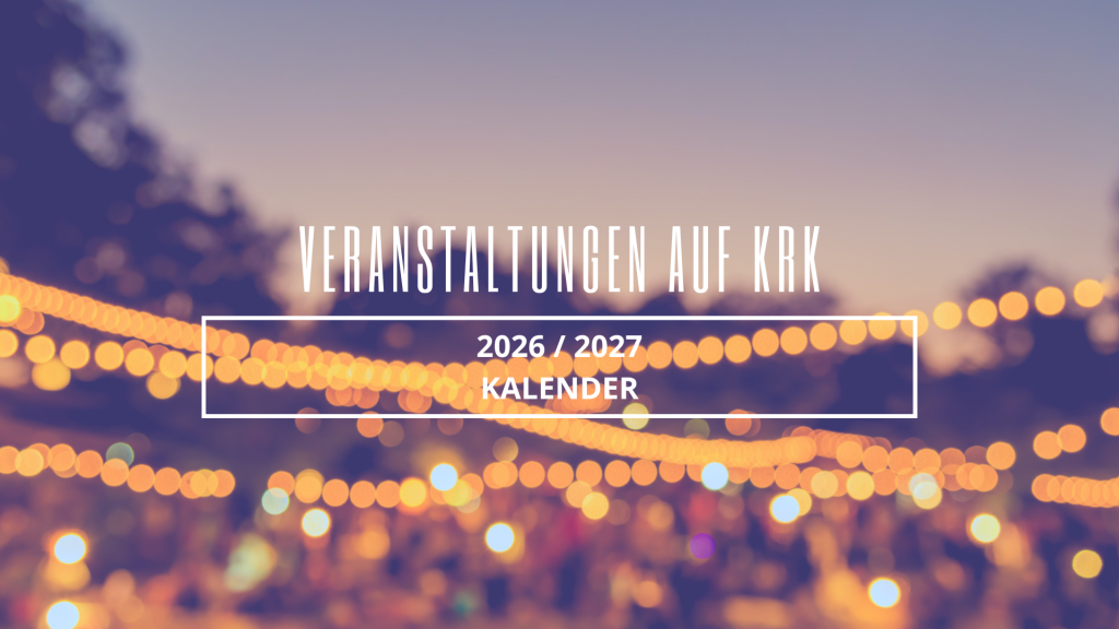 Menschenmenge bei einer sommerlichen Abend-Veranstaltung in der Altstadt von Krk.