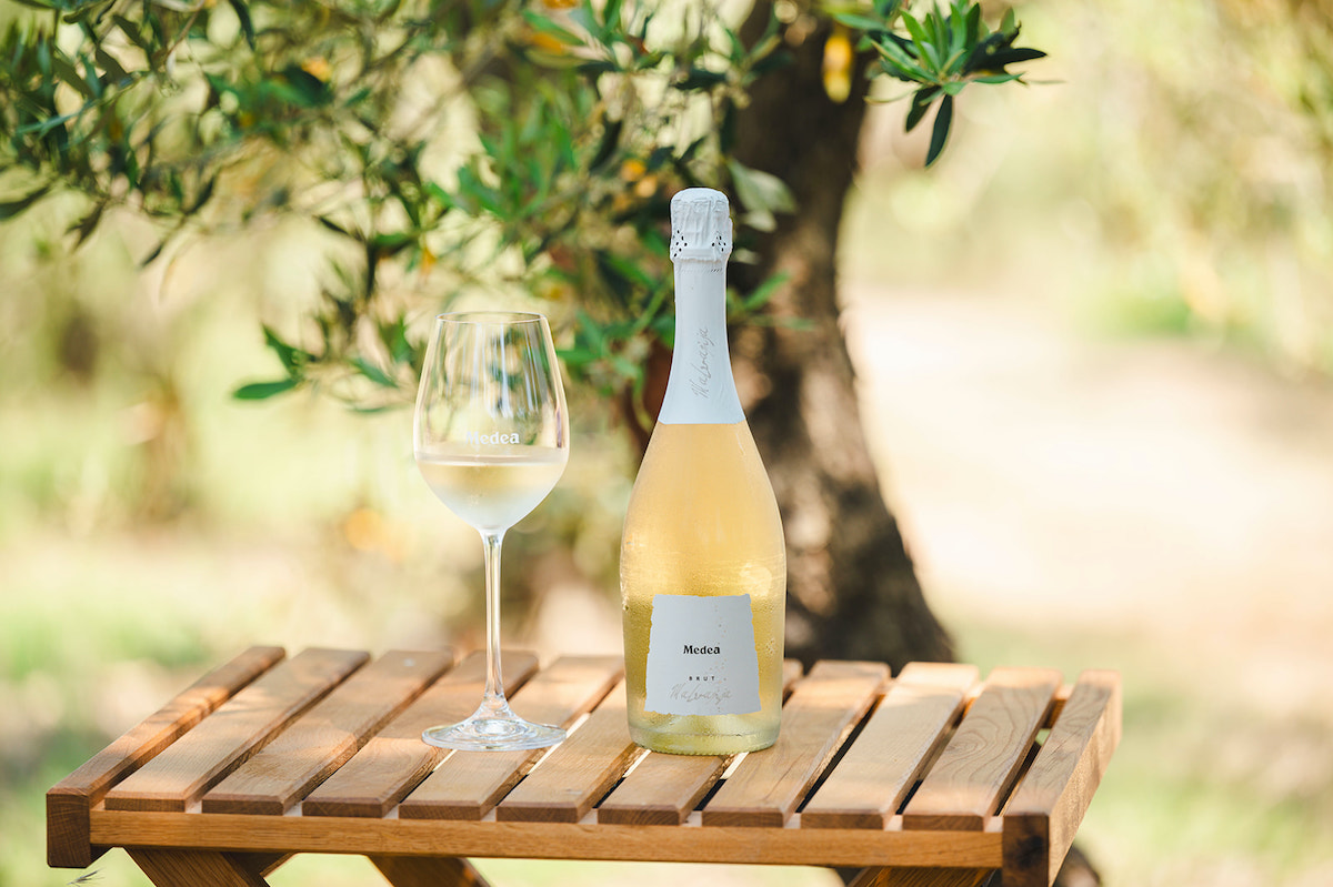 Medea Brut Schaumwein im Olivenhain