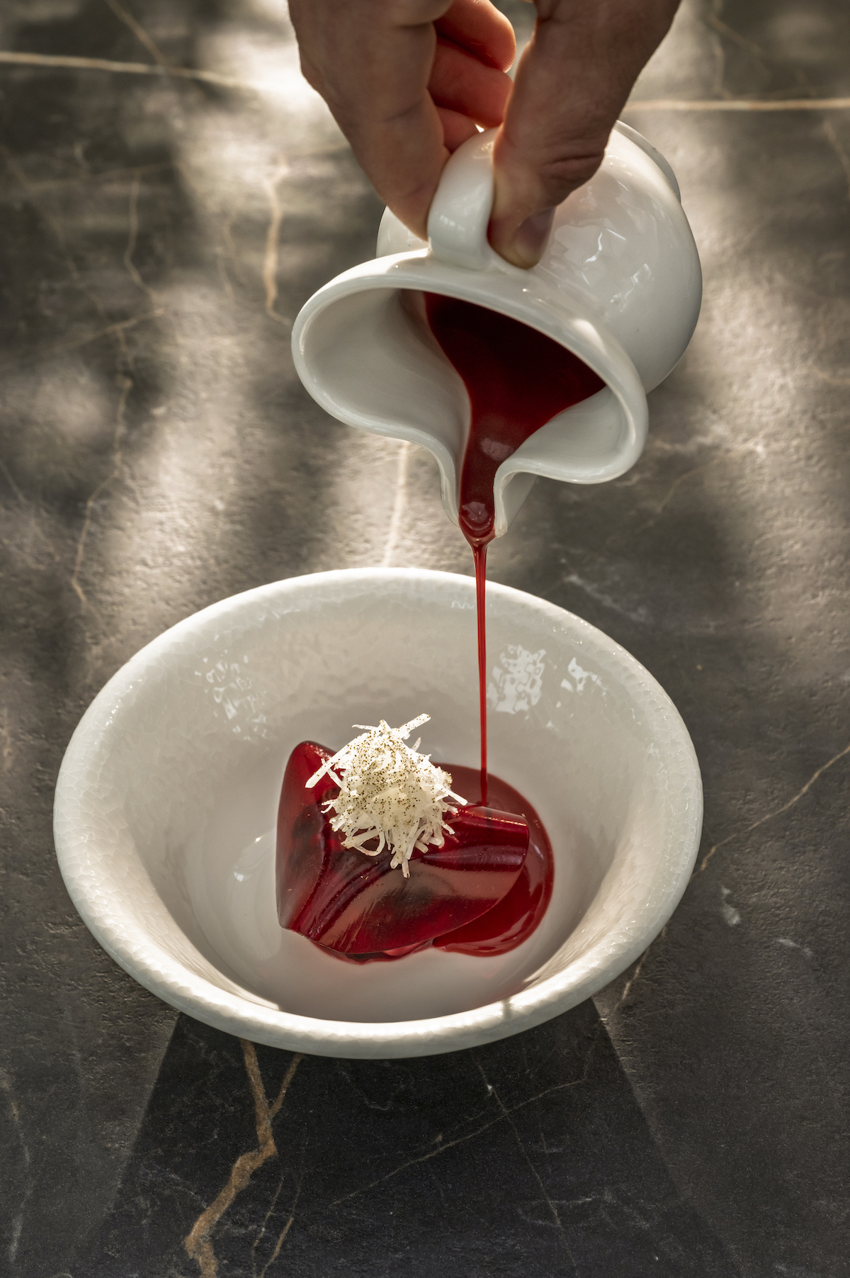Chef Marin Pleše richtet das Gourmet-Dessert in der Vila Rova an