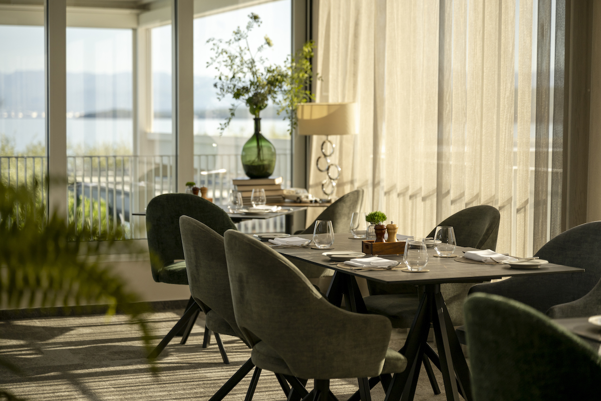 Elegantes Ambiente im Restaurant Vila Rova mit Meerblick
