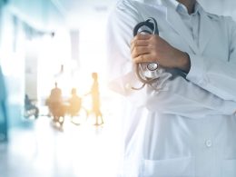 Ein Arzt in weißem Kittel steht in einem modern ausgestatteten Behandlungszimmer eines Krankenhauses auf der Insel Krk.