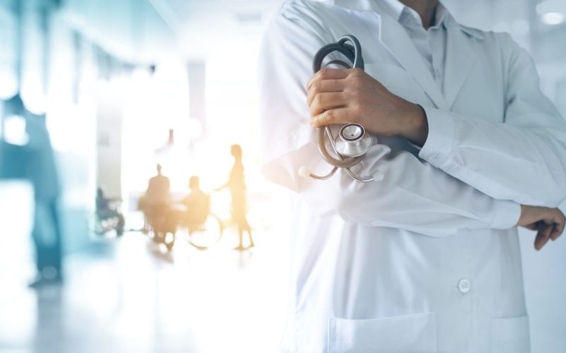 Ein Arzt in weißem Kittel steht in einem modern ausgestatteten Behandlungszimmer eines Krankenhauses auf der Insel Krk.