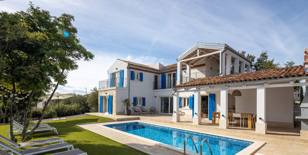 Pool der Villa Ohana auf Krk mit 20% Rabatt-Aktion für Buchungen im April und Mai.