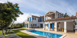 Pool der Villa Ohana auf Krk mit 20% Rabatt-Aktion für Buchungen im April und Mai.