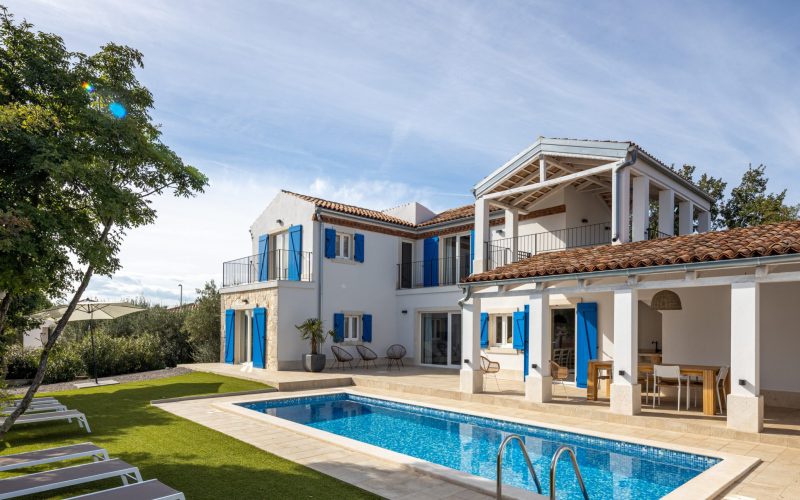 Pool der Villa Ohana auf Krk mit 20% Rabatt-Aktion für Buchungen im April und Mai.