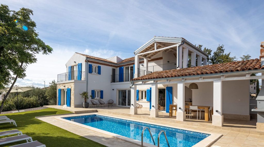 Pool der Villa Ohana auf Krk mit 20% Rabatt-Aktion für Buchungen im April und Mai.