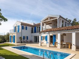 Pool der Villa Ohana auf Krk mit 20% Rabatt-Aktion für Buchungen im April und Mai.