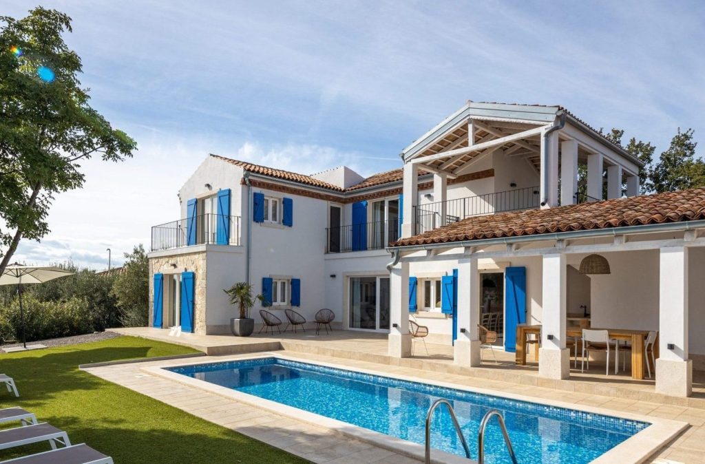 Pool der Villa Ohana auf Krk mit 20% Rabatt-Aktion für Buchungen im April und Mai.