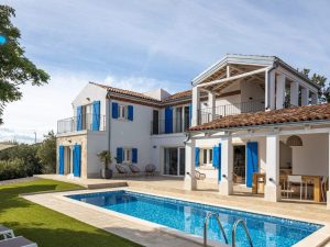 Pool der Villa Ohana auf Krk mit 20% Rabatt-Aktion für Buchungen im April und Mai.