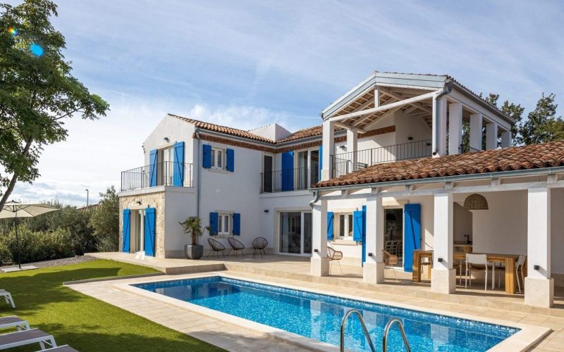 Pool der Villa Ohana auf Krk mit 20% Rabatt-Aktion für Buchungen im April und Mai.