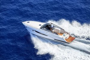 Ein Motorboot fährt während eines Skipper-Trainings auf dem adriatischen Meer vor Krk.