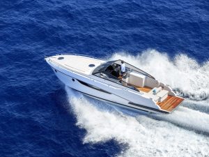Ein Motorboot fährt während eines Skipper-Trainings auf dem adriatischen Meer vor Krk.
