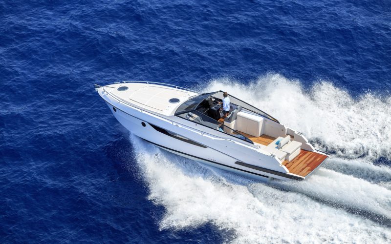 Ein Motorboot fährt während eines Skipper-Trainings auf dem adriatischen Meer vor Krk.