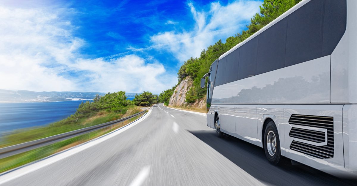 Fernbus fährt auf der kroatischen Küstenstraße Magistrale mit Panoramablick auf das blaue Adria-Meer Richtung Insel Krk.