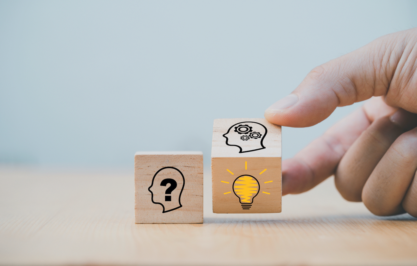 Hand hält zwei Würfel mit Symbolen für Fragezeichen und leuchtende Glühbirne. Text: "Häufig gestellte fragen zur Insel Krk" und Button "zum FAQ bereich".