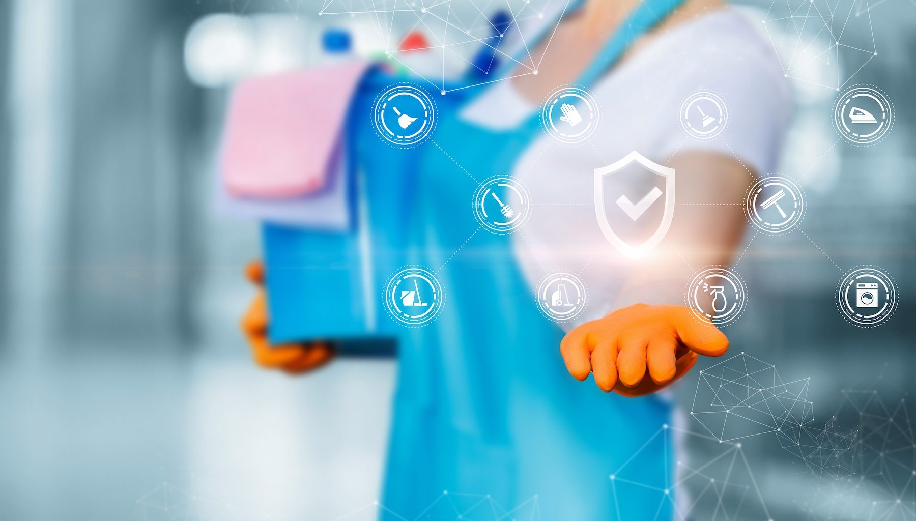 Reinigungskraft auf Krk präsentiert Symbole für Reinigung, Systemanbindung, Wäscherei und Bügeln auf ihrer Handfläche – Immobilienpflege-Service.