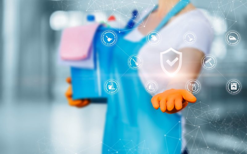 Reinigungskraft auf Krk präsentiert Symbole für Reinigung, Systemanbindung, Wäscherei und Bügeln auf ihrer Handfläche – Immobilienpflege-Service.