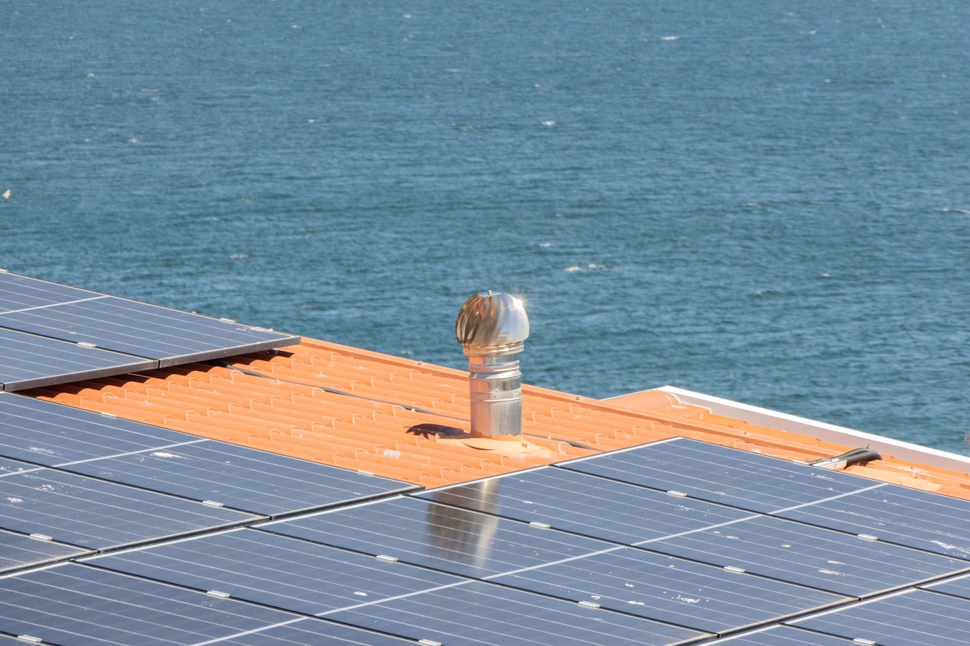 Solaranlage auf einer Villa auf der Insel Krk
