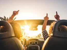 Die mautfreie Krk-Brücke verbindet das kroatische Festland mit der Insel Krk bei Sonnenuntergang.