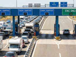 Kroatische Mautstation im Sommer: Stau auf den Spuren für "CASH / KARTICE" (links) im Vergleich zur freien Fahrt auf der grünen "ENC ONLY"-Spur (rechts) auf der Autobahn Richtung Rijeka und Otok Krk.