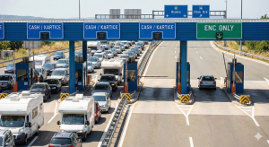 Kroatische Mautstation im Sommer: Stau auf den Spuren für "CASH / KARTICE" (links) im Vergleich zur freien Fahrt auf der grünen "ENC ONLY"-Spur (rechts) auf der Autobahn Richtung Rijeka und Otok Krk.