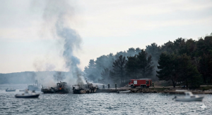 Brand in Omišalj Krk Fischerboote Feuer Waldbrandgefahr.