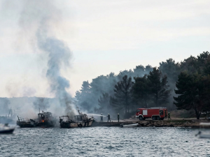 Brand in Omišalj Krk Fischerboote Feuer Waldbrandgefahr.