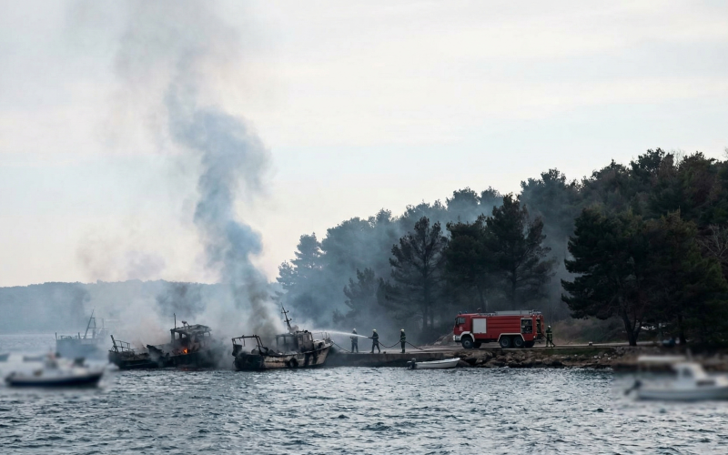 Brand in Omišalj Krk Fischerboote Feuer Waldbrandgefahr.