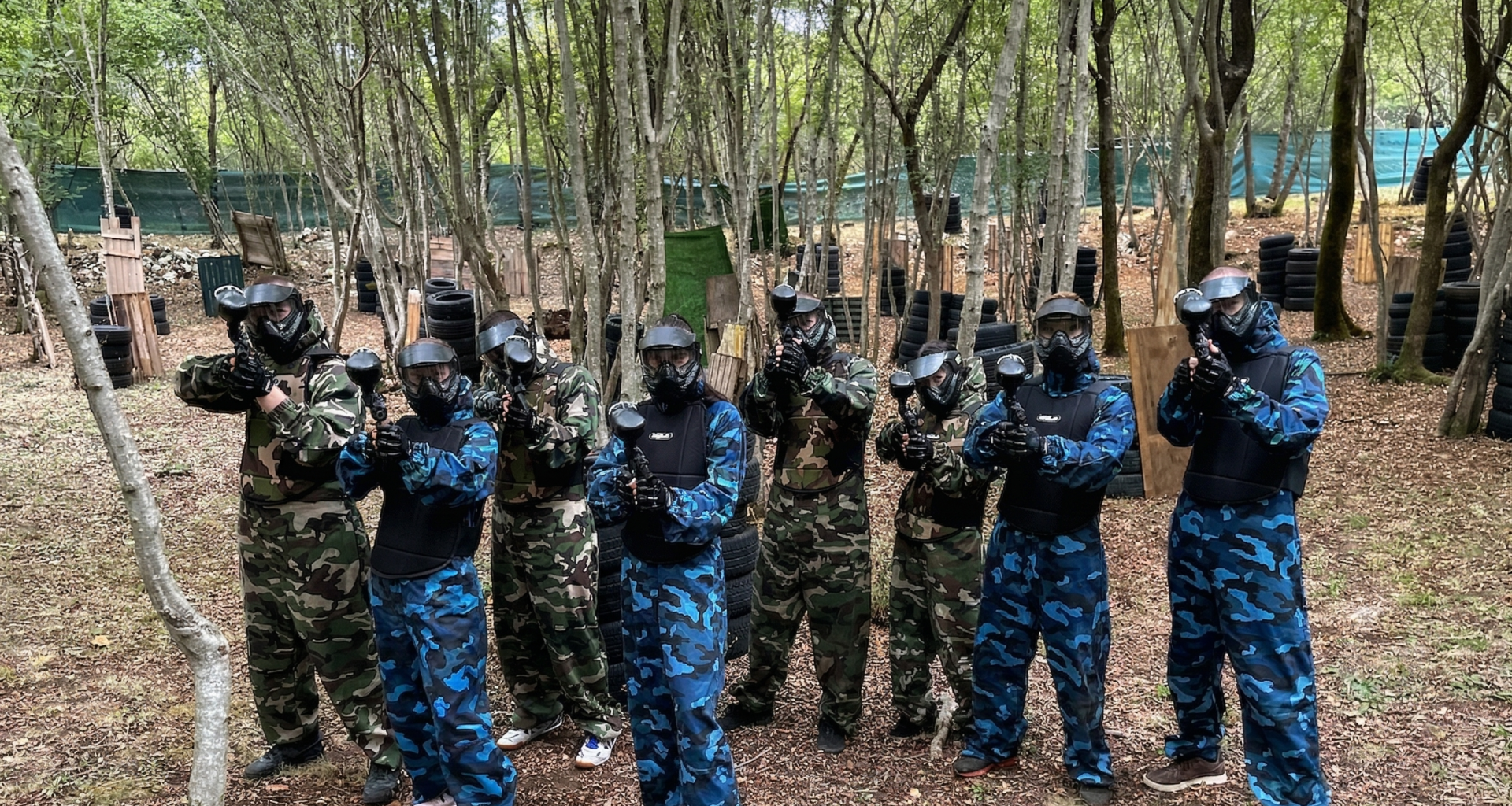 Eine Gruppe von Freunden in voller Paintball-Ausrüstung steht bereit für ein actionreiches Spiel im Paintball Secret Wood in Njivice auf der Insel Krk.
