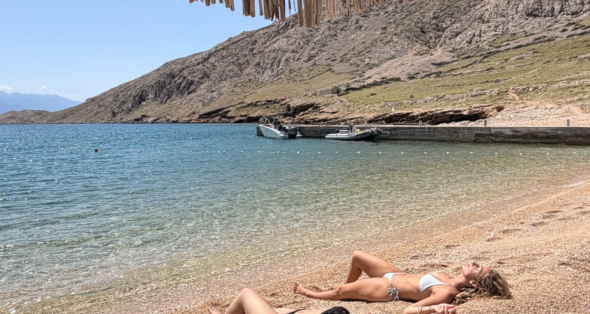nsicht der traumhaften Bucht Vela Luka bei Baška auf der Insel Krk mit türkisem Wasser und Karstbergen.