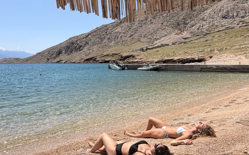 nsicht der traumhaften Bucht Vela Luka bei Baška auf der Insel Krk mit türkisem Wasser und Karstbergen.