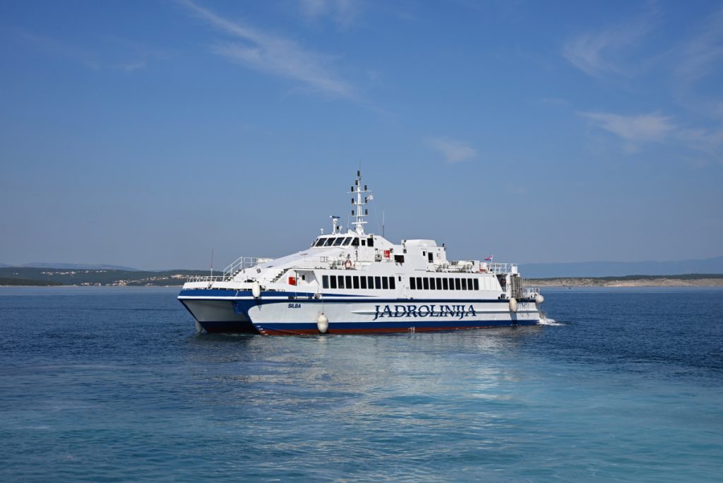 Ein Katamaran der Jadrolinija verbindet das Festland mit den Inseln Krk, Rab und Pag in Kroatien.