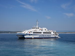 Ein Katamaran der Jadrolinija verbindet das Festland mit den Inseln Krk, Rab und Pag in Kroatien.