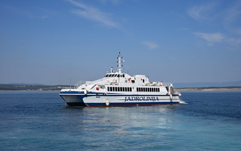 Ein Katamaran der Jadrolinija verbindet das Festland mit den Inseln Krk, Rab und Pag in Kroatien.