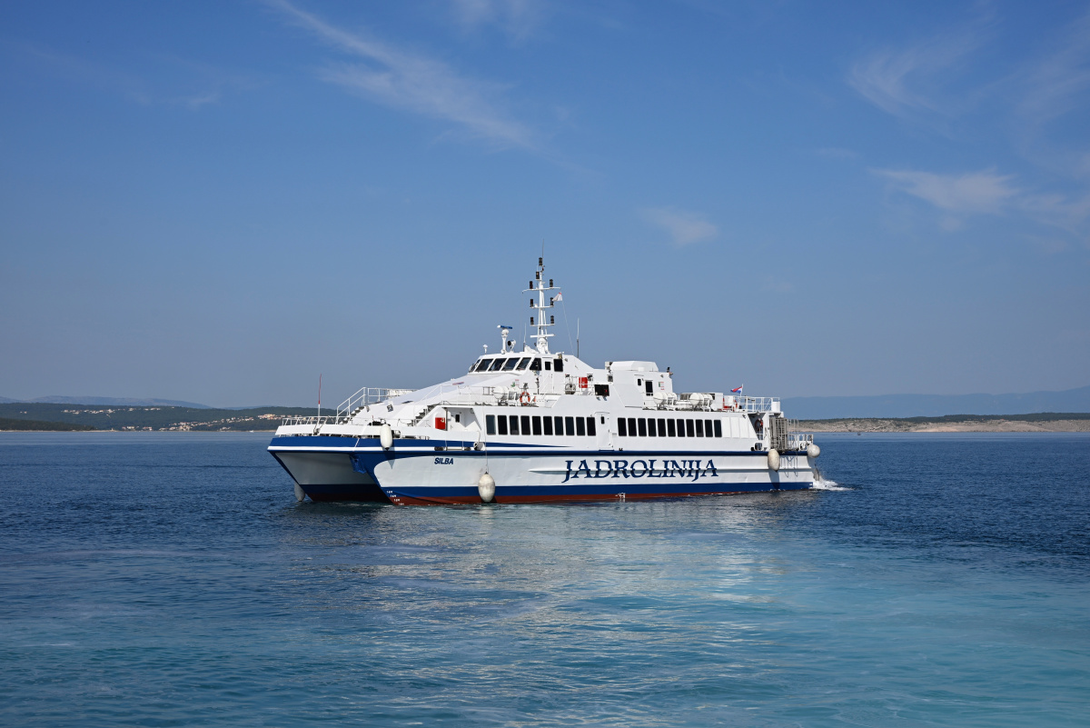 Ein Katamaran der Jadrolinija verbindet das Festland mit den Inseln Krk, Rab und Pag in Kroatien.