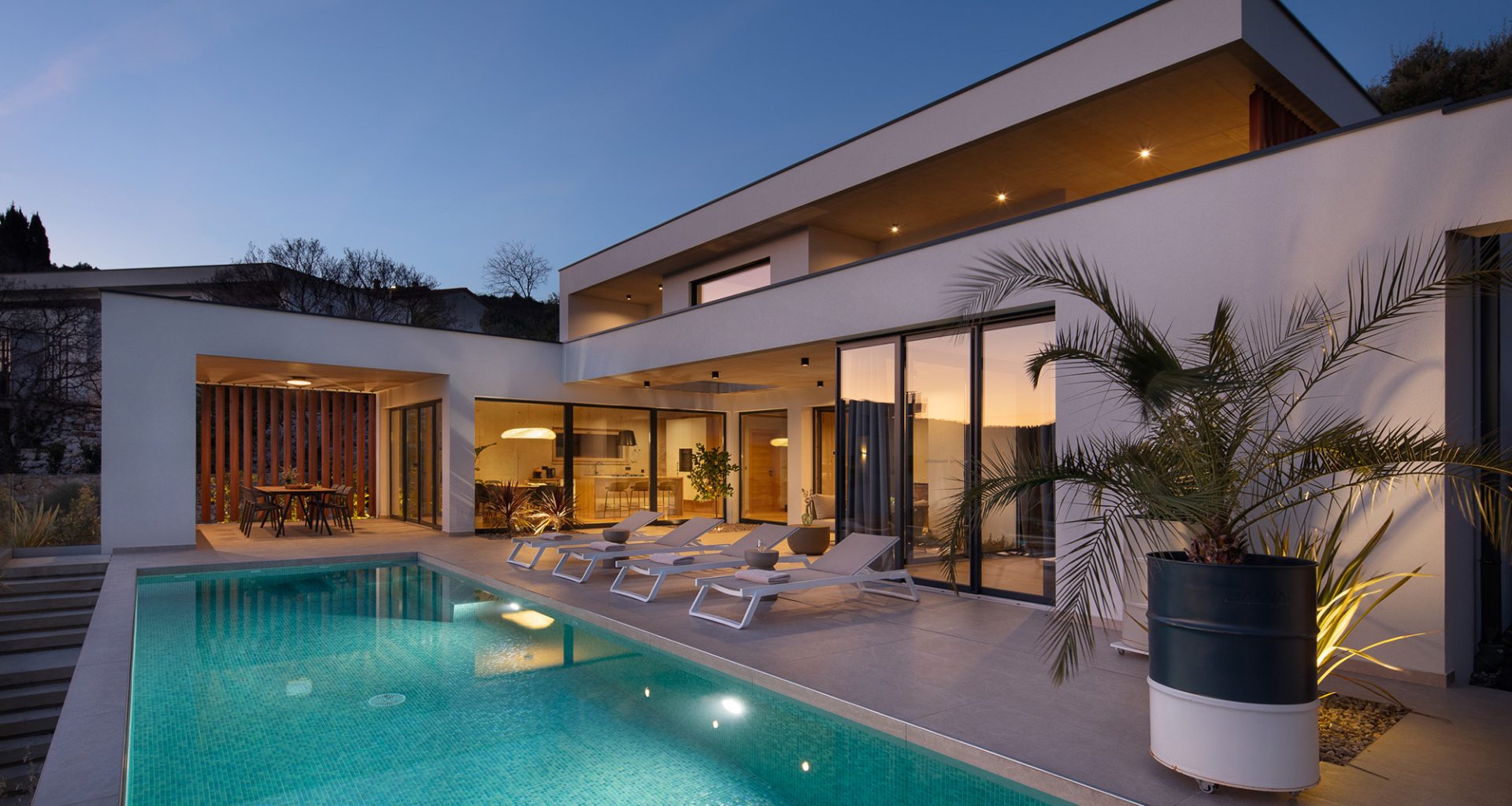 Wichtig für Google, z. B. „Moderne Luxusvilla Betonoptik mit beheiztem Pool und Meerblick Rabac Kroatien.