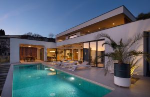 Wichtig für Google, z. B. „Moderne Luxusvilla Betonoptik mit beheiztem Pool und Meerblick Rabac Kroatien.