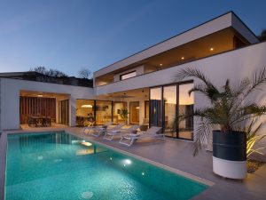 Wichtig für Google, z. B. „Moderne Luxusvilla Betonoptik mit beheiztem Pool und Meerblick Rabac Kroatien.
