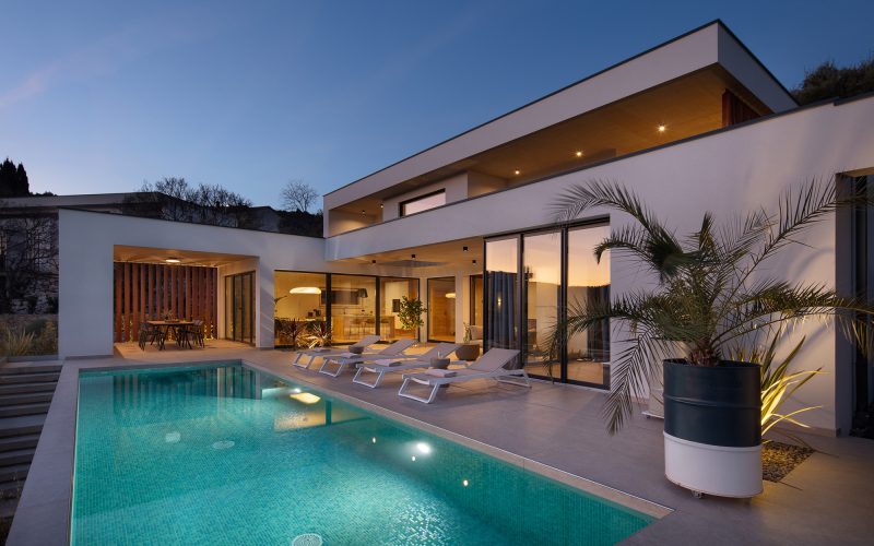 Wichtig für Google, z. B. „Moderne Luxusvilla Betonoptik mit beheiztem Pool und Meerblick Rabac Kroatien.