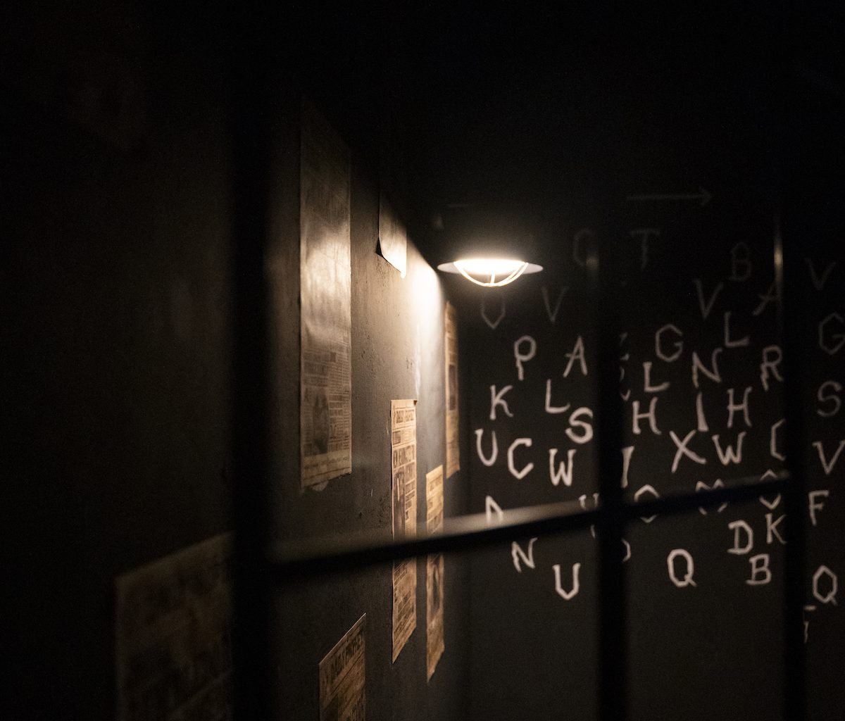 Spieler suchen nach Hinweisen beim Outdoor Escape Game in der Altstadt von Krk.