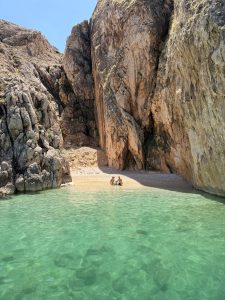 Ansicht vom Boot auf den geheimen Secret Beach Kris auf der Insel Krk mit leuchtend türkisem Wasser.