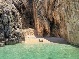 Ansicht vom Boot auf den geheimen Secret Beach Kris auf der Insel Krk mit leuchtend türkisem Wasser.