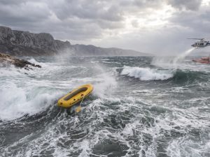 Hohe Wellen und raues Meer vor der Insel Krk während eines starken Bura-Sturms, der für Schlauchboote lebensgefährlich ist.